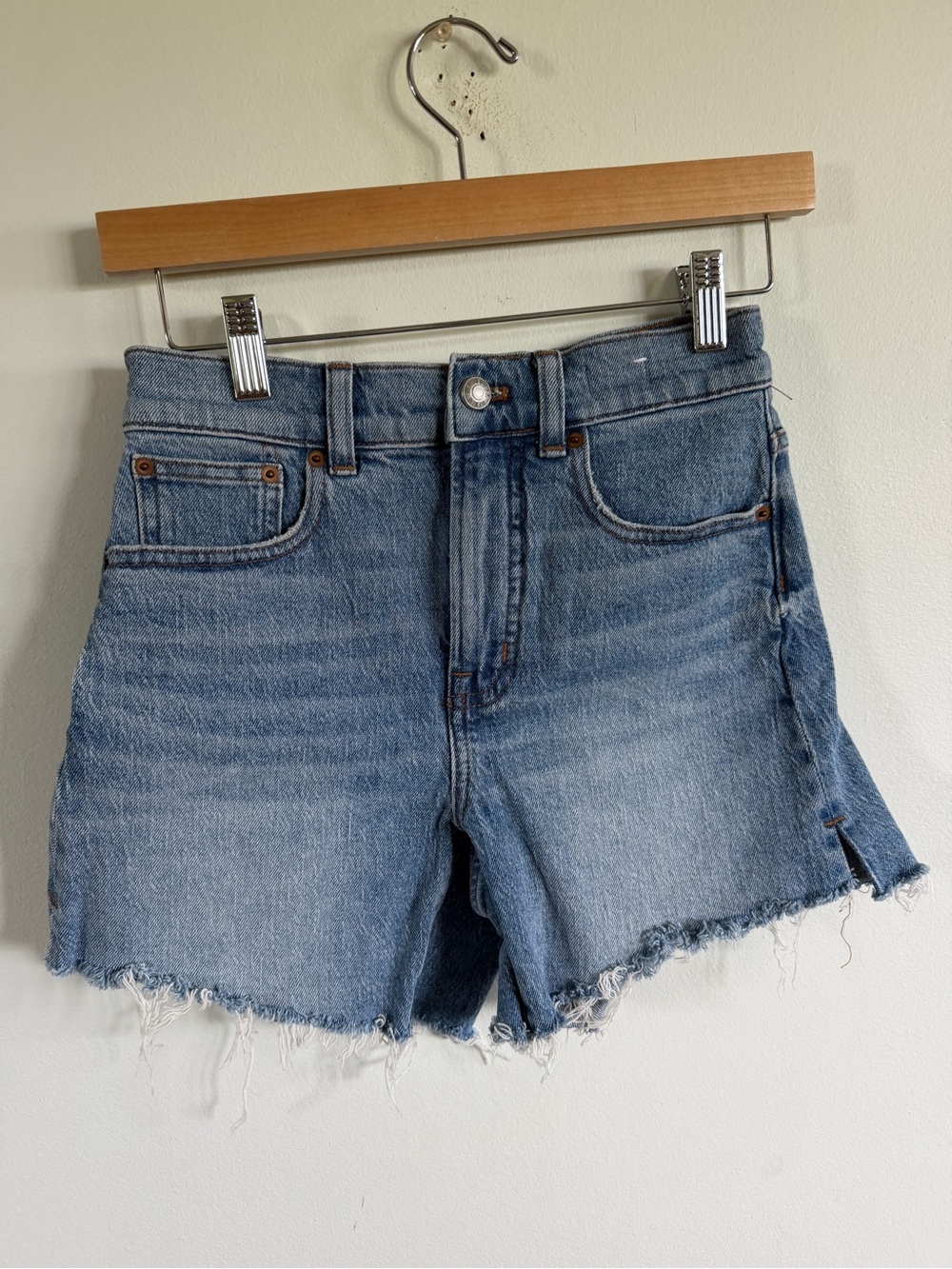 Madewell Frayed Hem the perfect mid length Jean short size 23